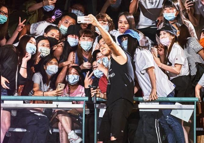 周興哲在小巨蛋舉辦解封後首場萬人演唱會，登上美國時代雜誌。（翻攝自周興哲 Eric Chou臉書）