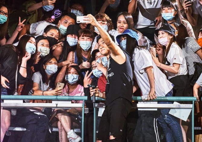 周興哲在小巨蛋舉辦解封後首場萬人演唱會，登上美國時代雜誌。（翻攝自周興哲 Eric Chou臉書）