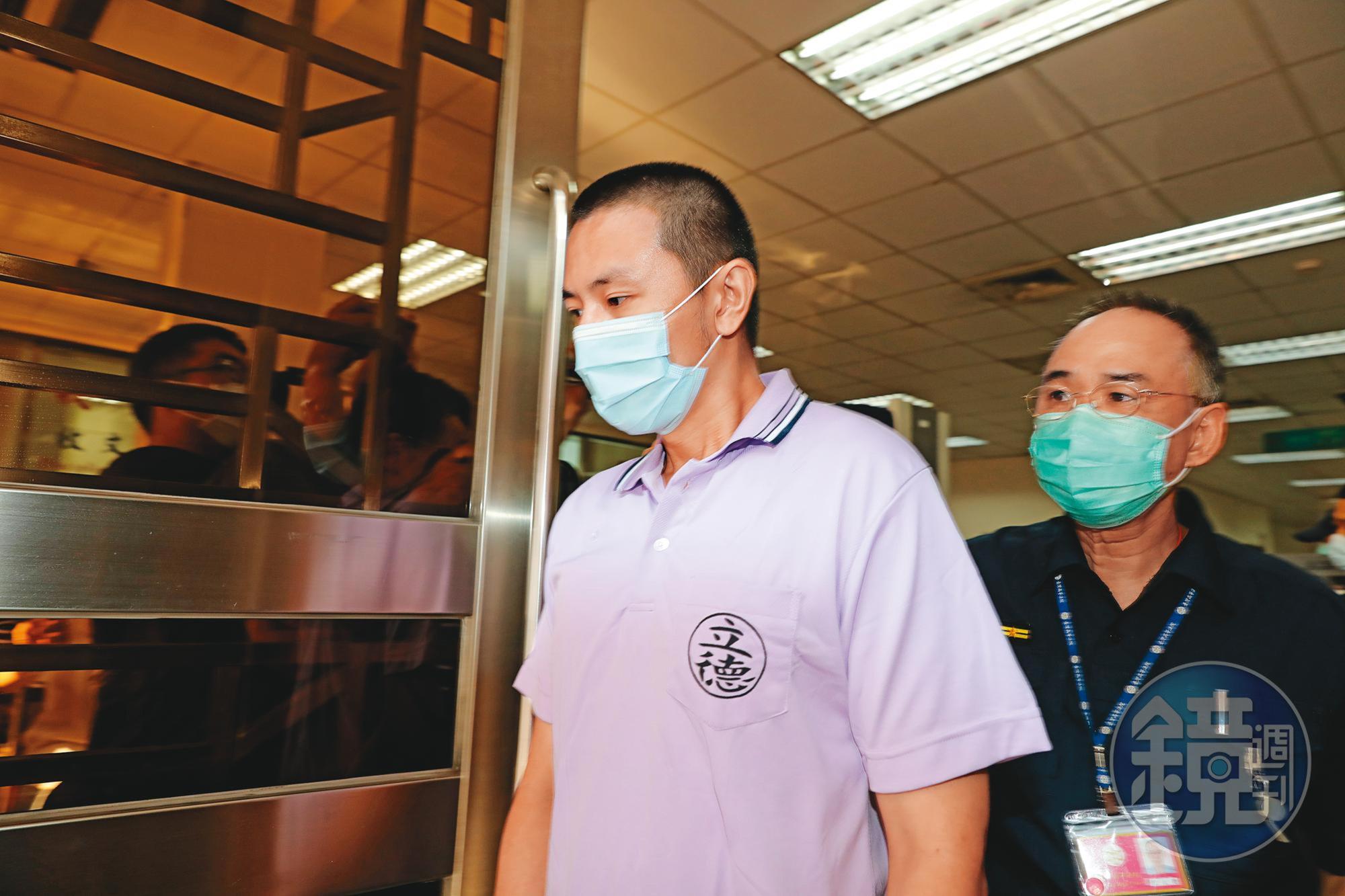 梁姓凶嫌(前)弒母剁頭獲判無罪,當他步出法院,對於媒體詢問對判決看法時,始終不發一語。