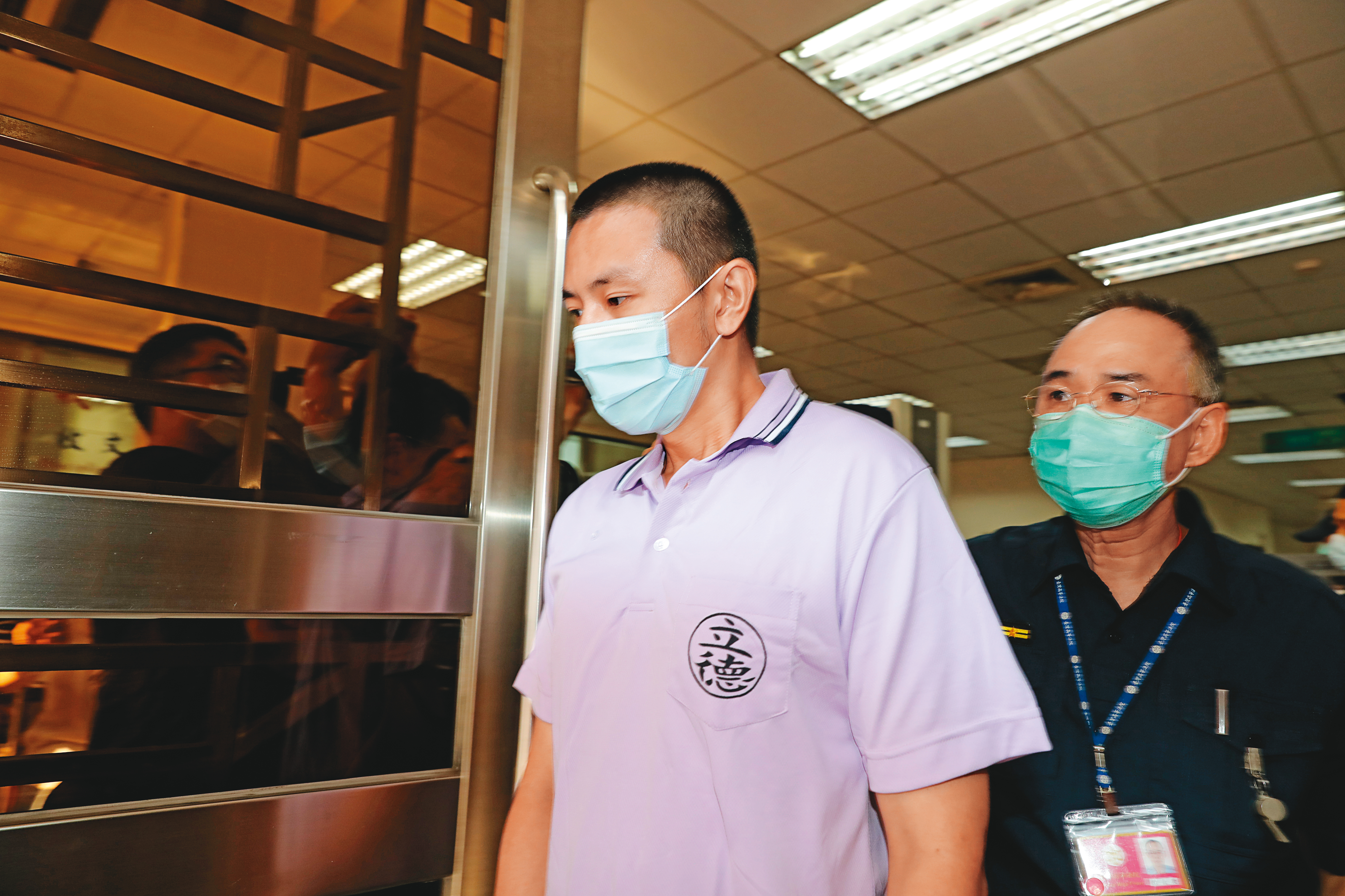 梁姓凶嫌（前）弒母剁頭獲判無罪，當他步出法院，對於媒體詢問對判決看法時，始終不發一語。