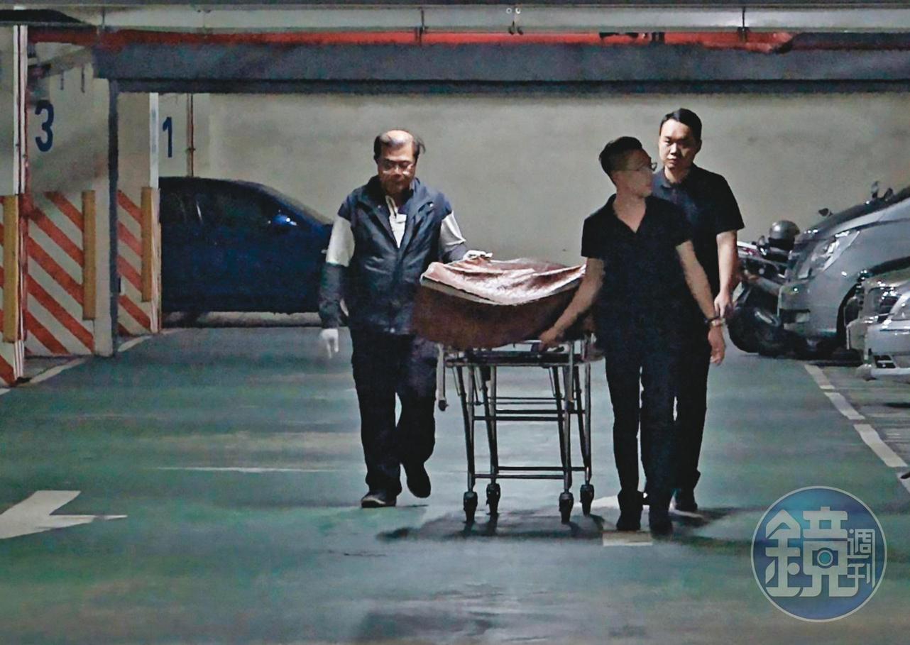 梁母慘遭愛子殺害,遺體交由家屬及葬儀社人員處理。