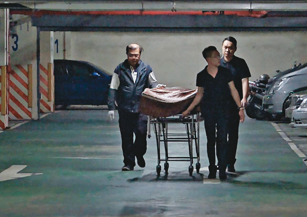 梁母慘遭愛子殺害斷頭,遺體交由家屬及葬儀社人員處理。