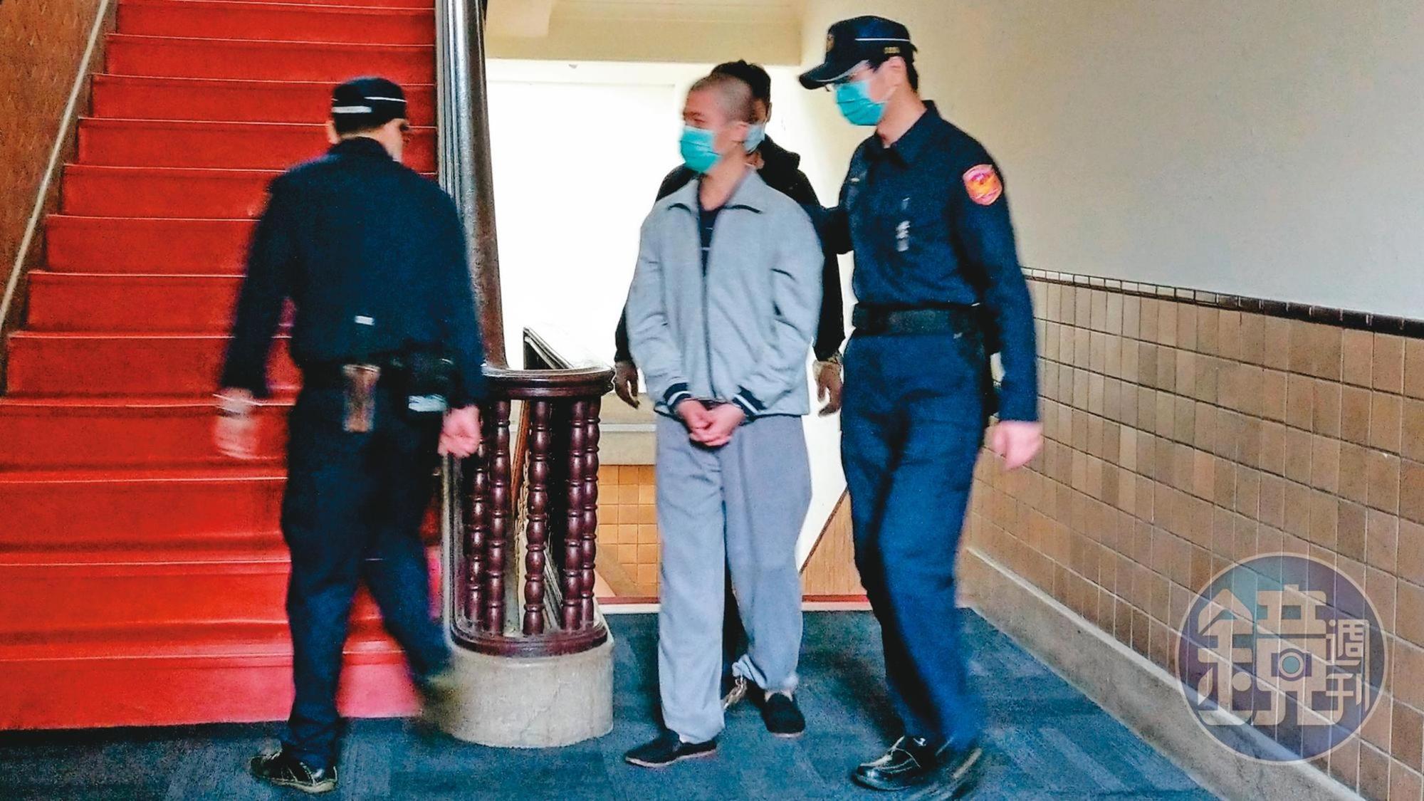 華山分屍案震驚社會,高院陳筱珮合議庭逆轉改判凶嫌陳伯謙(中)無期徒刑免死。