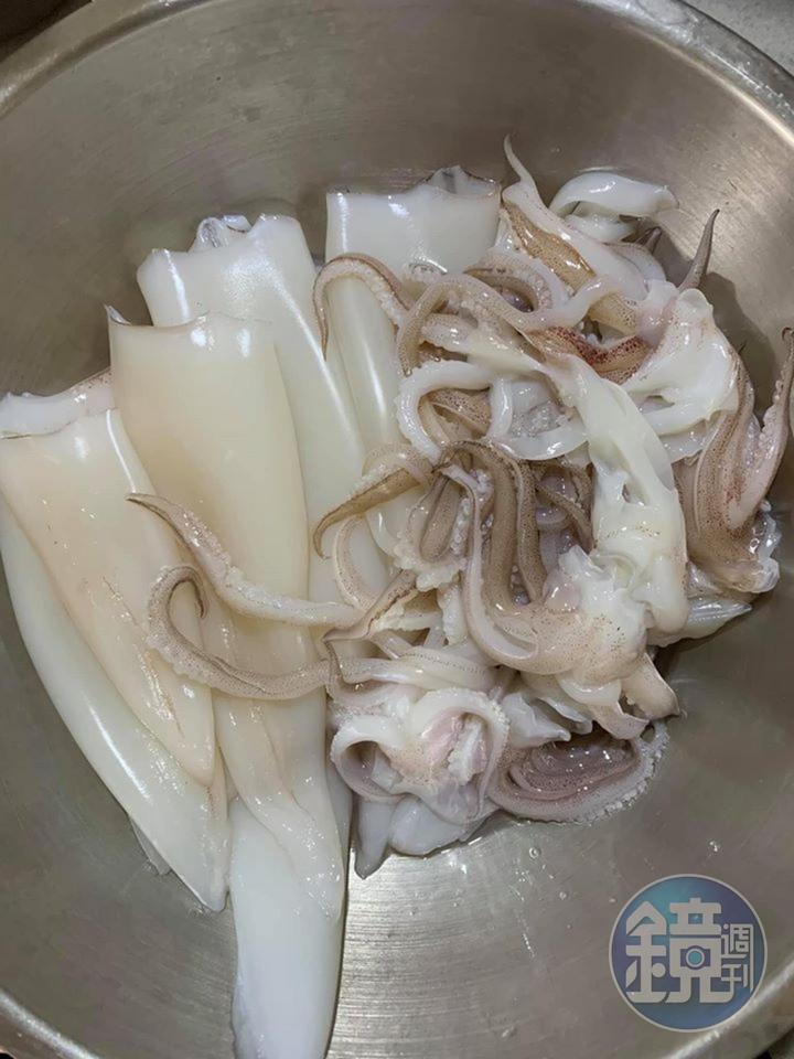 處理後的透抽,清洗後擦乾備用。