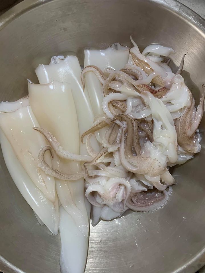 處理後的透抽，清洗後擦乾備用。