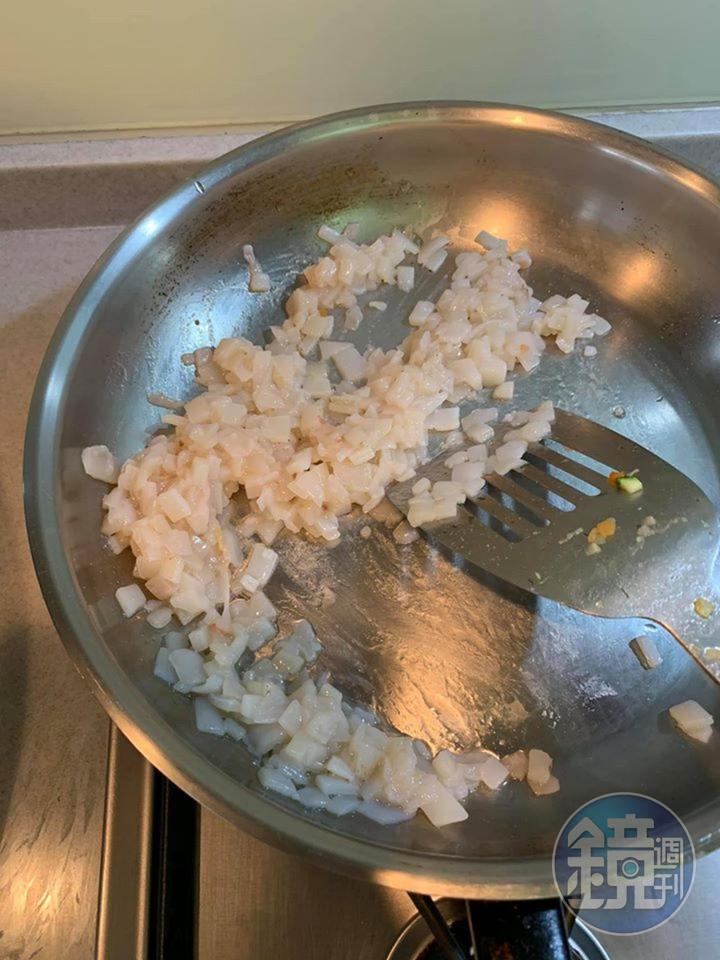 另起一鍋,單獨炒透抽鰭。