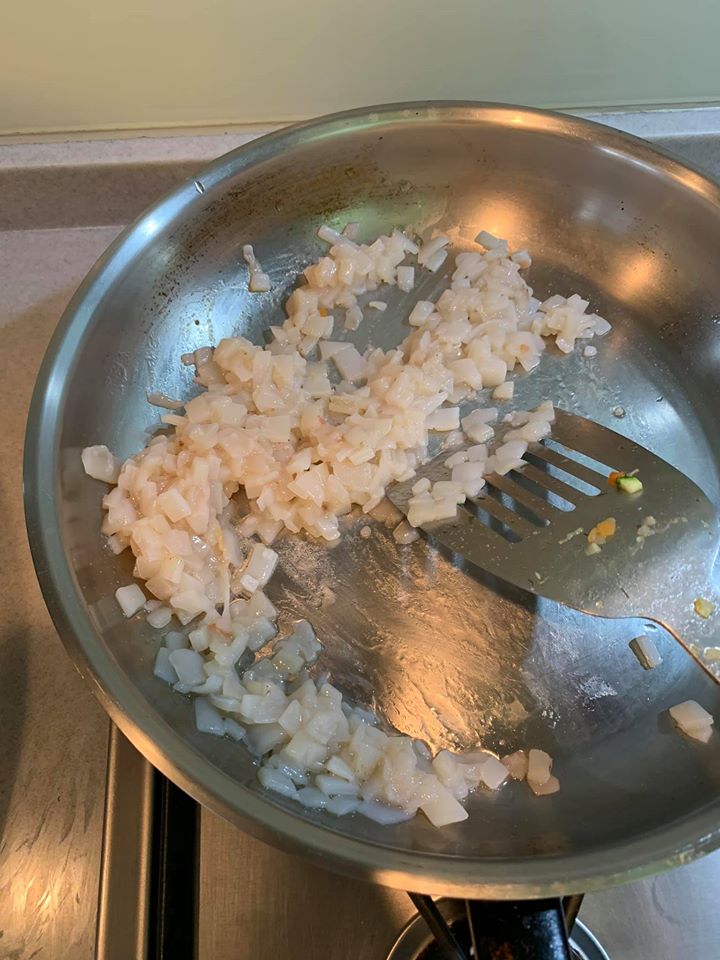 另起一鍋，單獨炒透抽鰭。