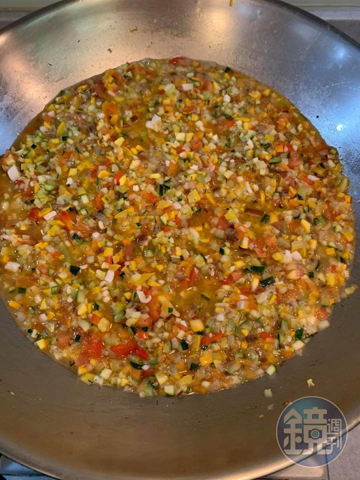 20分鐘後,燉菜軟熟。