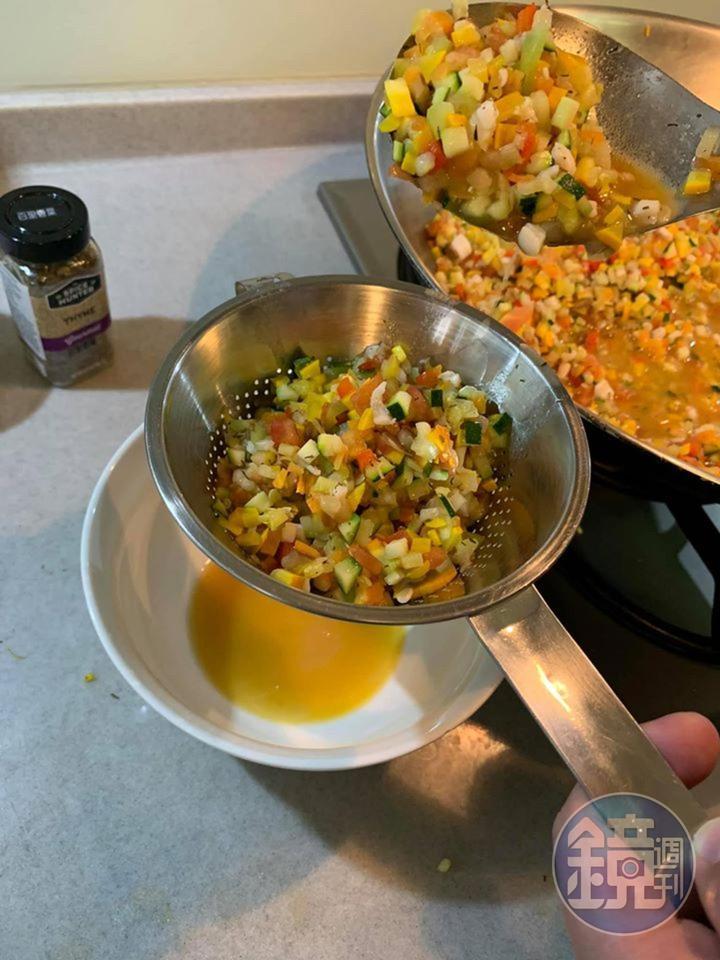 將燉菜過篩瀝汁。