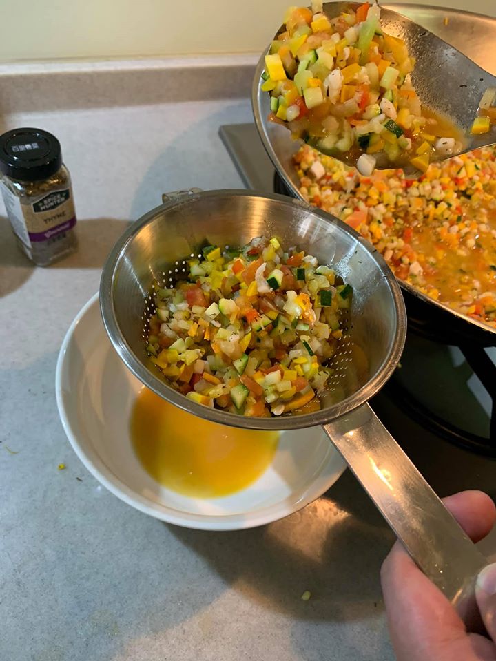 將燉菜過篩瀝汁。