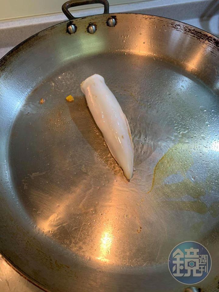 將塞好的透抽放入平底鍋,略煎至硬。