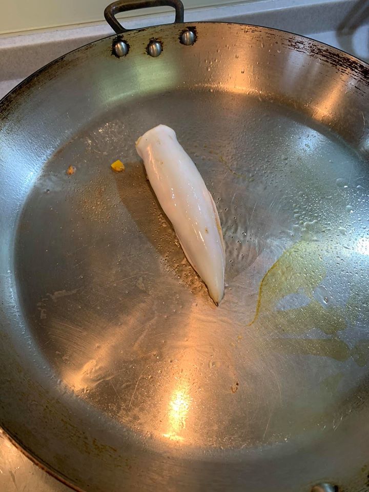 將塞好的透抽放入平底鍋，略煎至硬。