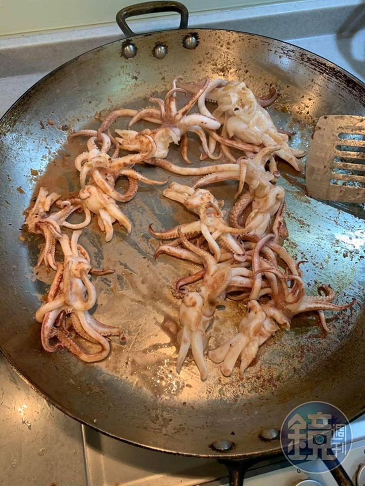 透抽的頭足入鍋炒熟,略加椒鹽調味。
