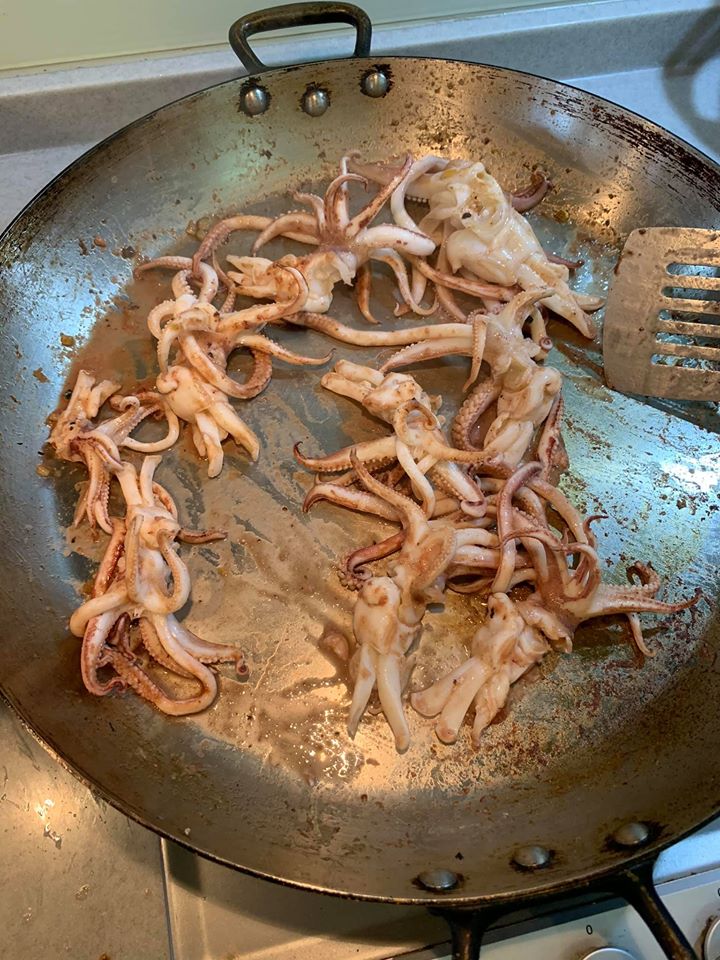 透抽的頭足入鍋炒熟，略加椒鹽調味。