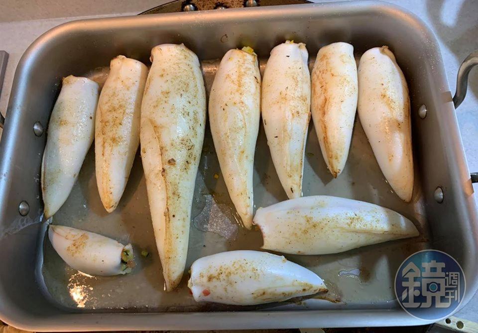 焗烤出爐的透抽燉菜捲。