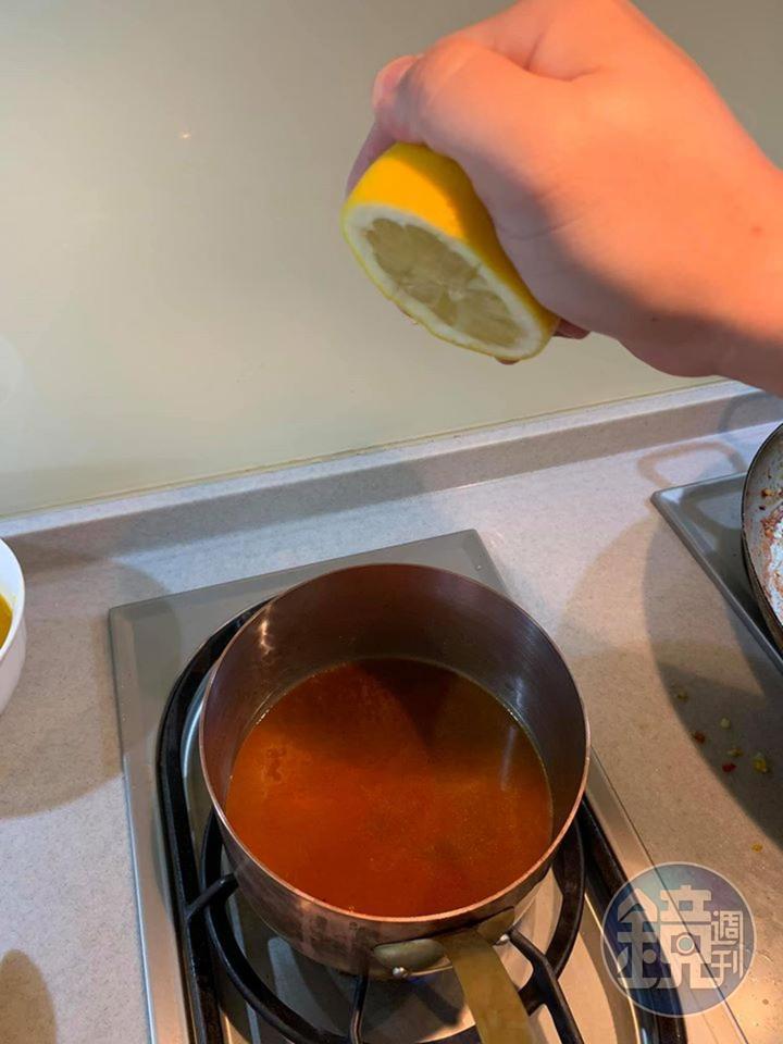 擠進半顆檸檬汁。