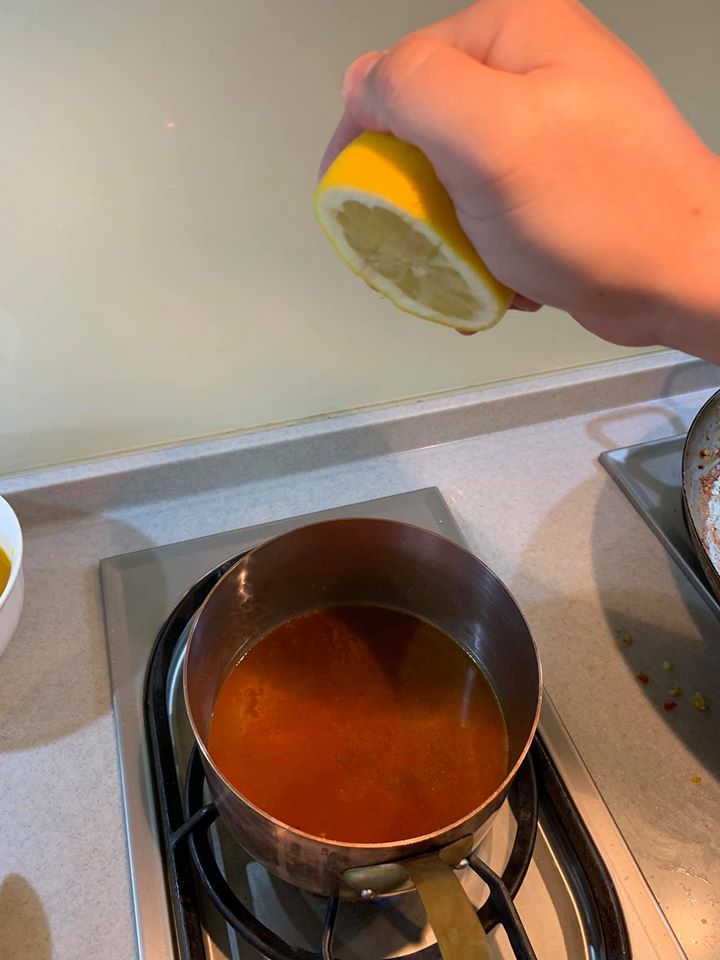 擠進半顆檸檬汁。