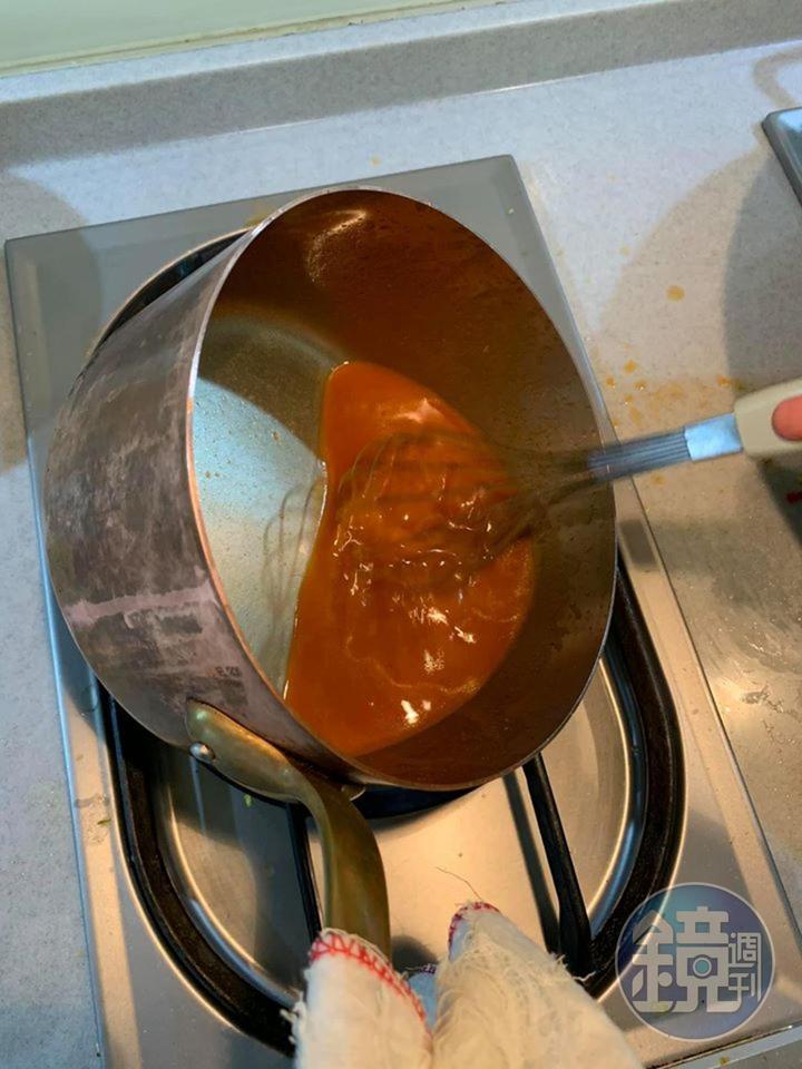 加橄欖油攪拌至醬汁滑稠起泡。