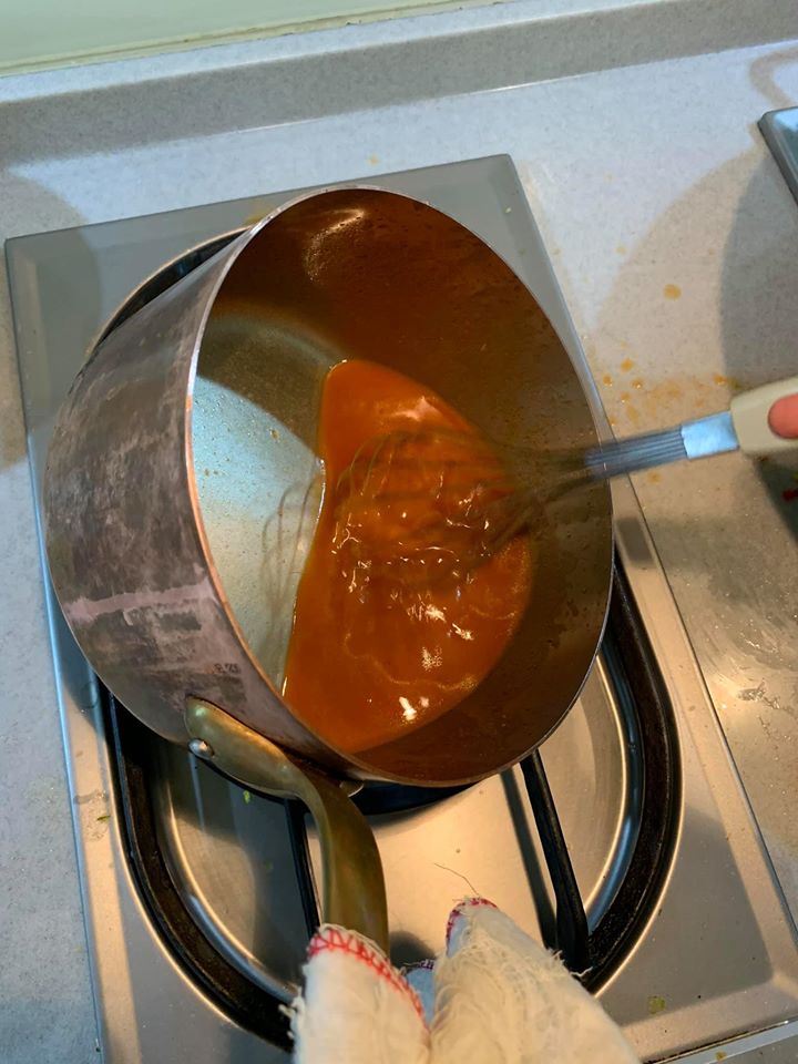 加橄欖油攪拌至醬汁滑稠起泡。