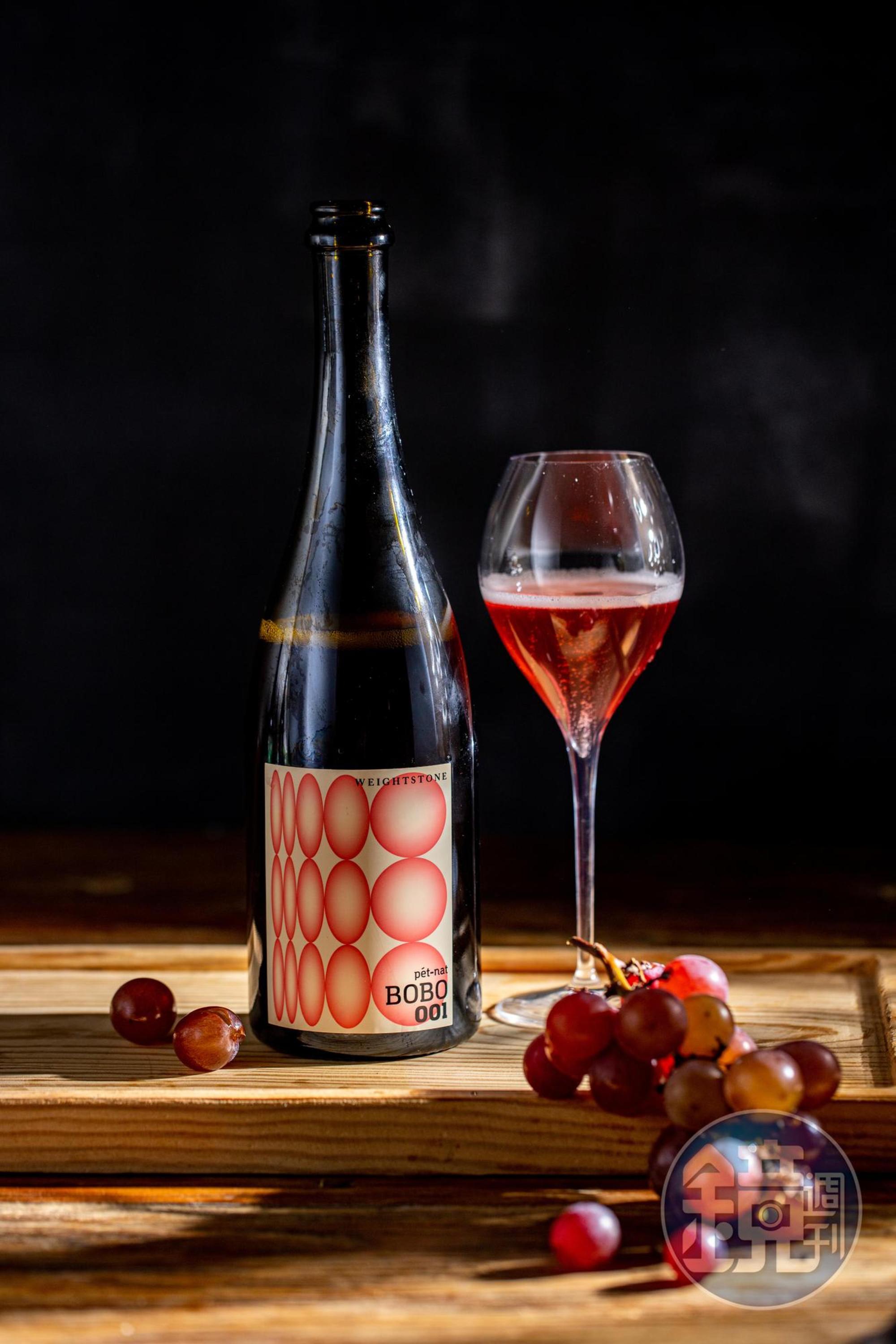 「BOBO 001 Pét-Nat自然氣泡紅酒」完全使用巨峰和蜜紅葡萄來釀製,尾韻有清新薄荷香。(1,900元/瓶)