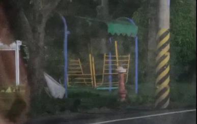 搖椅在無人操作且無風的情況下自己動起來,讓不少網友嘖嘖稱奇。(翻攝靈異公社)