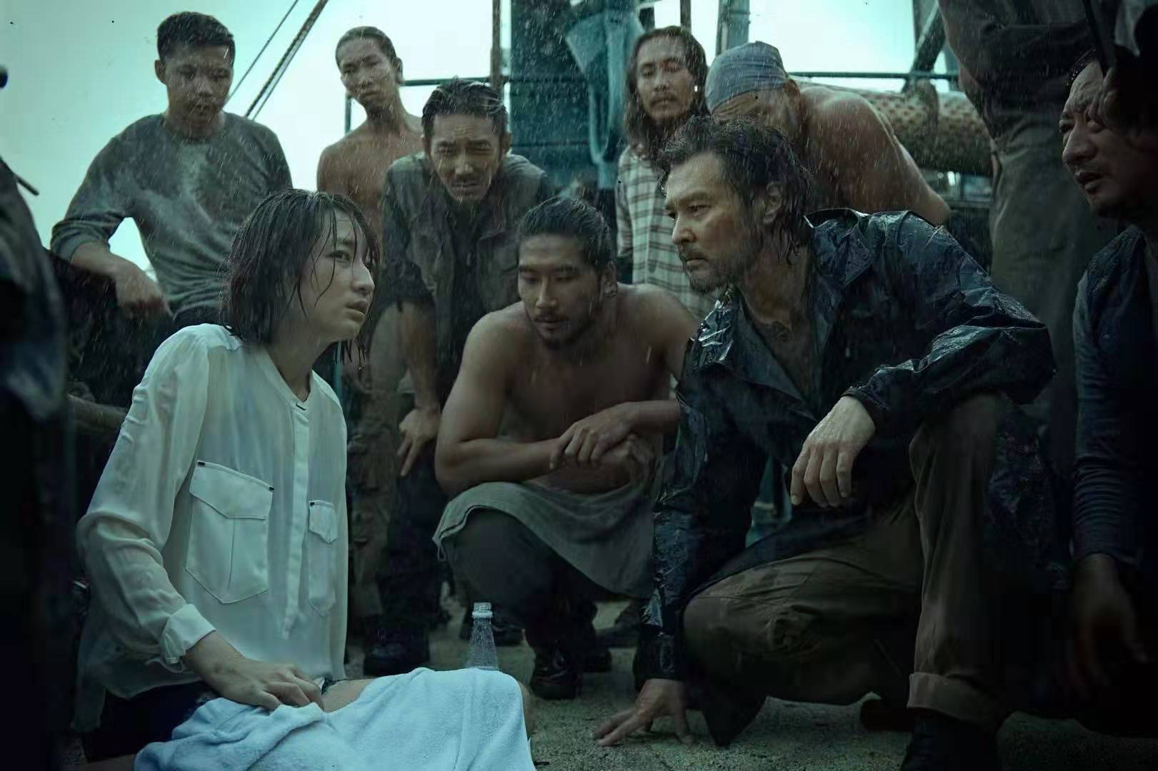片中柯佳嬿在海上漂流被鄭人碩所在的漁船救起,神祕的她直到片末才曝光她的身分。(海樂提供)