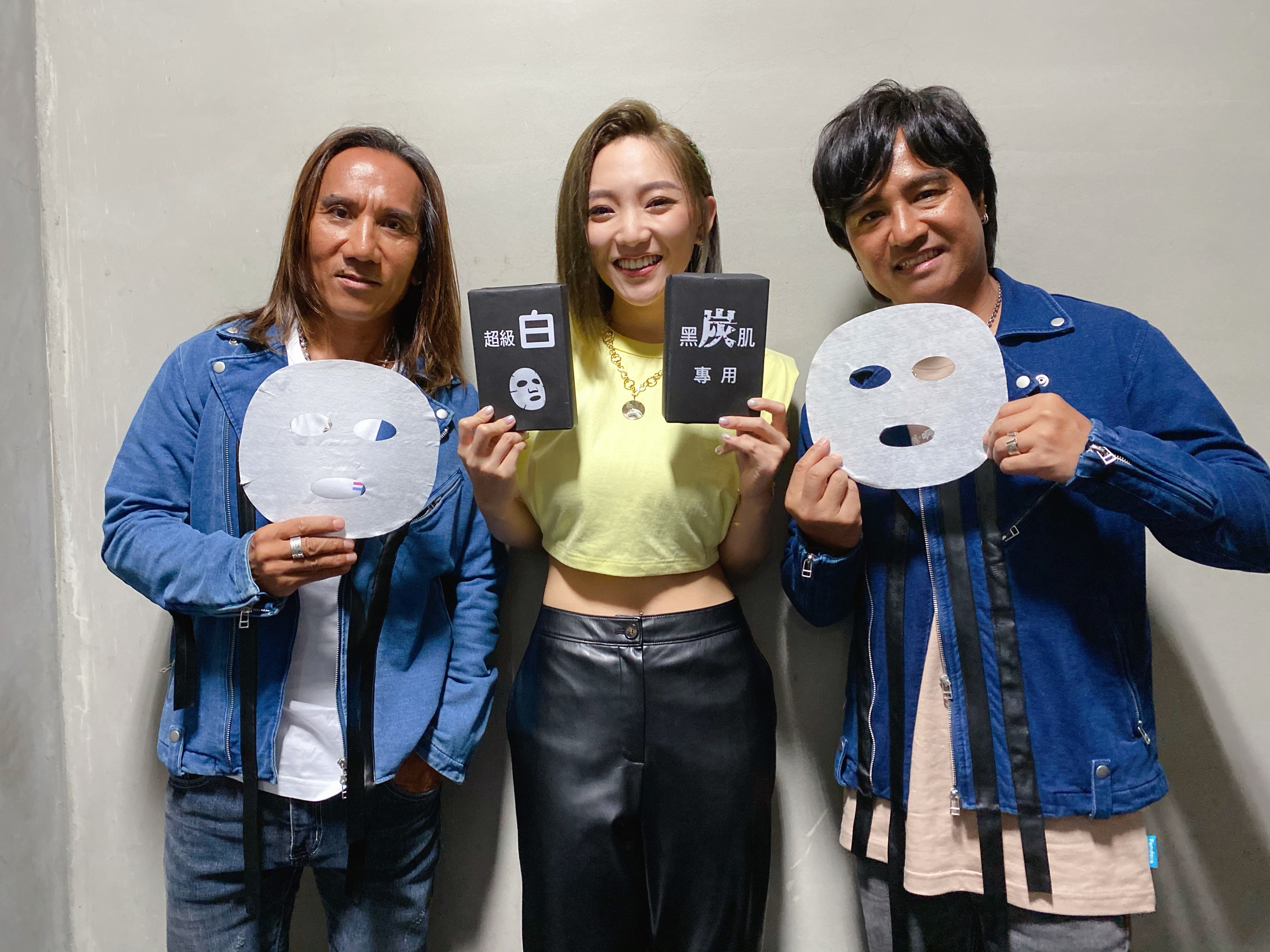 閻奕格台中開唱，師兄動力火車特別來助陣，閻奕格送上面膜讓師兄們敷臉。（華研國際提供）