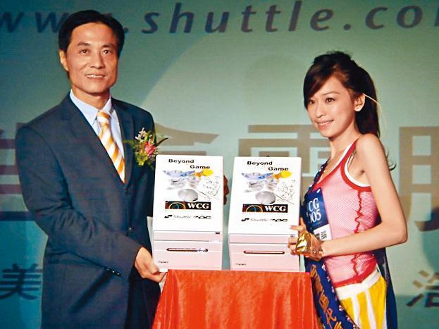 余宏輝(左)2005年擔任浩鑫電腦董事長期間,曾找來歌手王心凌(右)代言。(翻攝自巴哈姆特)