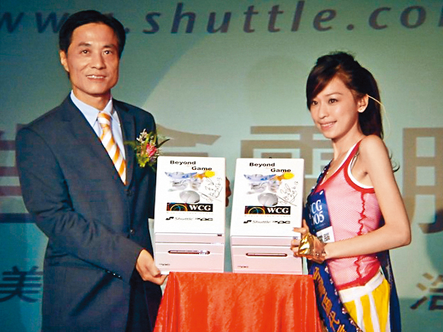 余宏輝(左)2005年擔任浩鑫電腦董事長期間,曾找來歌手王心凌(右)代言。(翻攝自巴哈姆特)