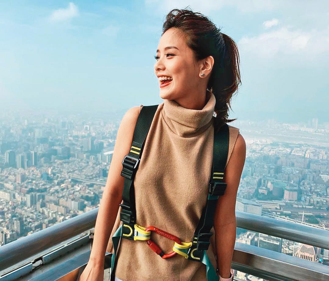 朵朵姐姐今年32歲,曾表示家人不贊成她在演藝圈發展,希望能早日結婚生子。(翻攝自朵朵臉書)
