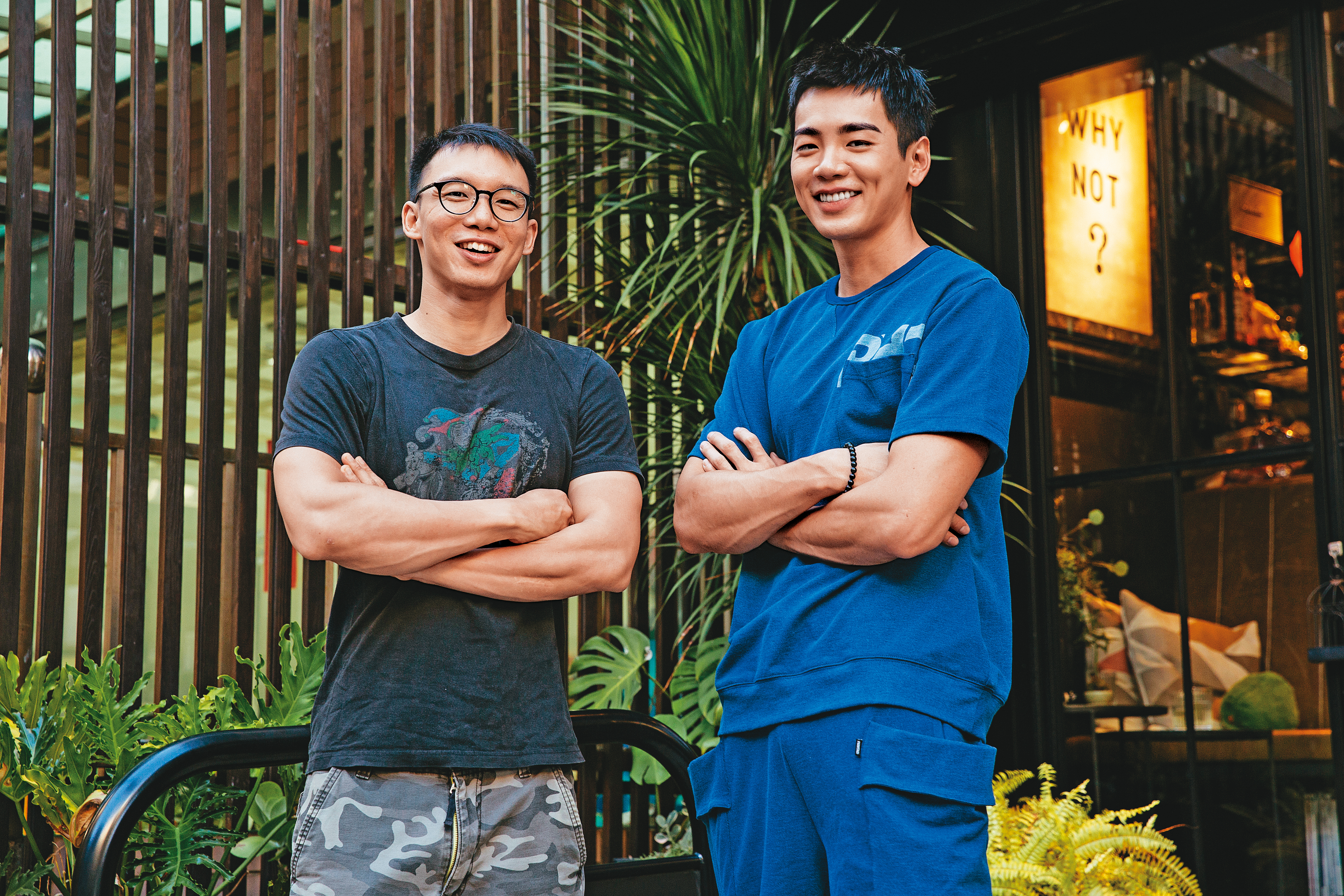 首度執導電影的王逸帆（左）要求禾浩辰（右）以誇張的表演方式，達到類型片的娛樂效果。