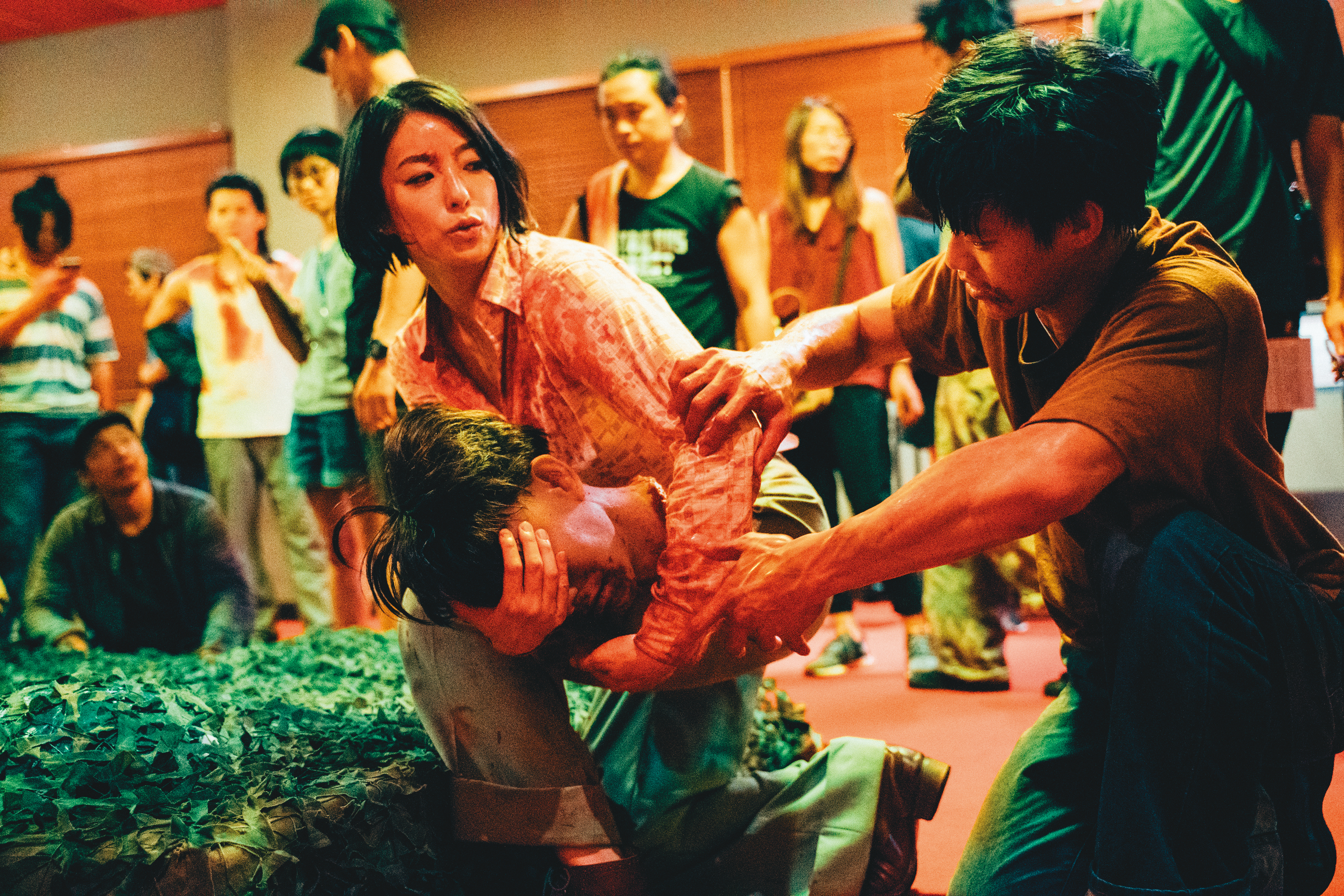 為演出動作場面，女主角賴雅妍（前左）事前接受動作課程訓練。（瀚草影視提供）