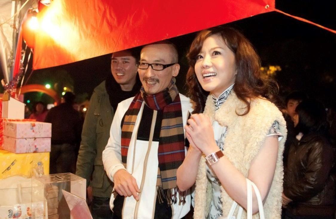 3年前江欽良住家遭檢警荷槍實彈搜索,他控訴遭到抄家,造成妻離子散,小潘潘(右)嚇到得憂鬱症。(翻攝自江欽良臉書)