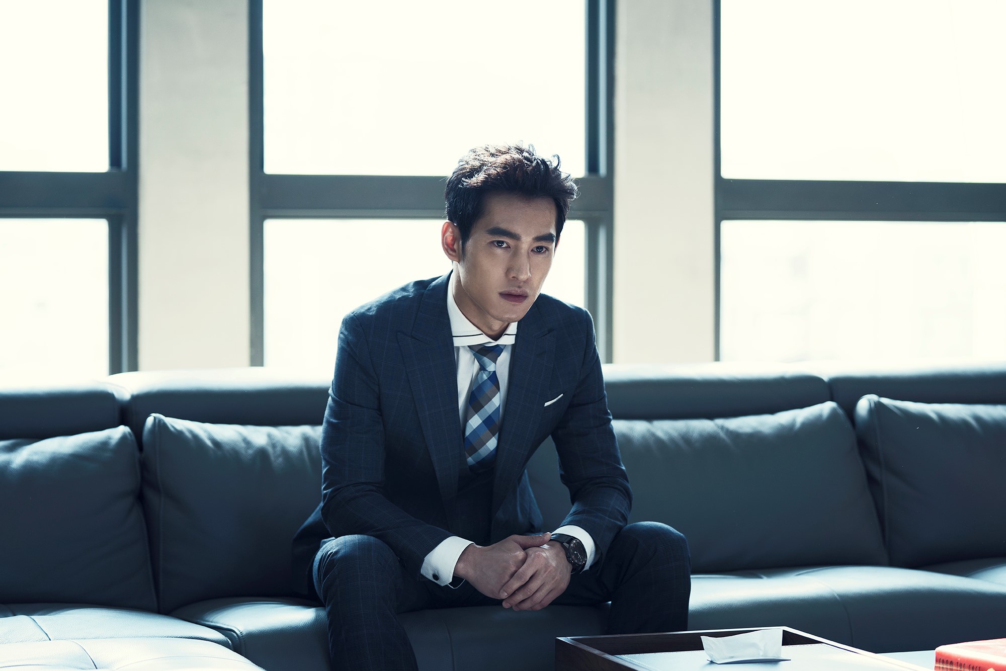 張書豪參考「007丹尼爾克雷格」氣場，在《腦波小姐》變身霸氣總裁。（麗象影業提供）