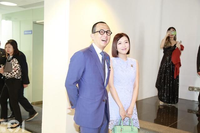 郭嘉文和李澤楷出席重要場合時，依然穿著平價穿搭。（翻攝自微博）