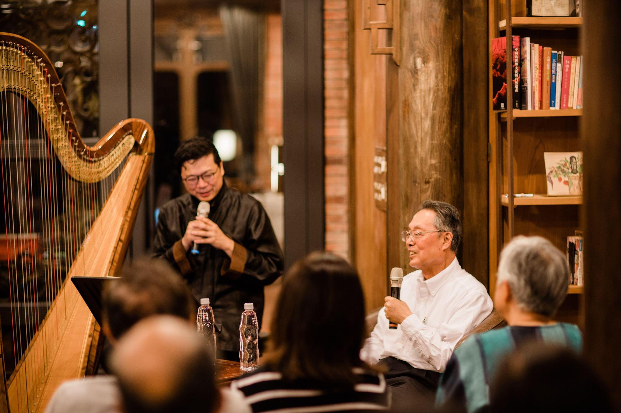 晚餐後的「名人沙龍音樂會」，可以近距離分享名人的人生故事。右為宏碁創辦人施振榮先生。（提供／The One南園人文客棧）
