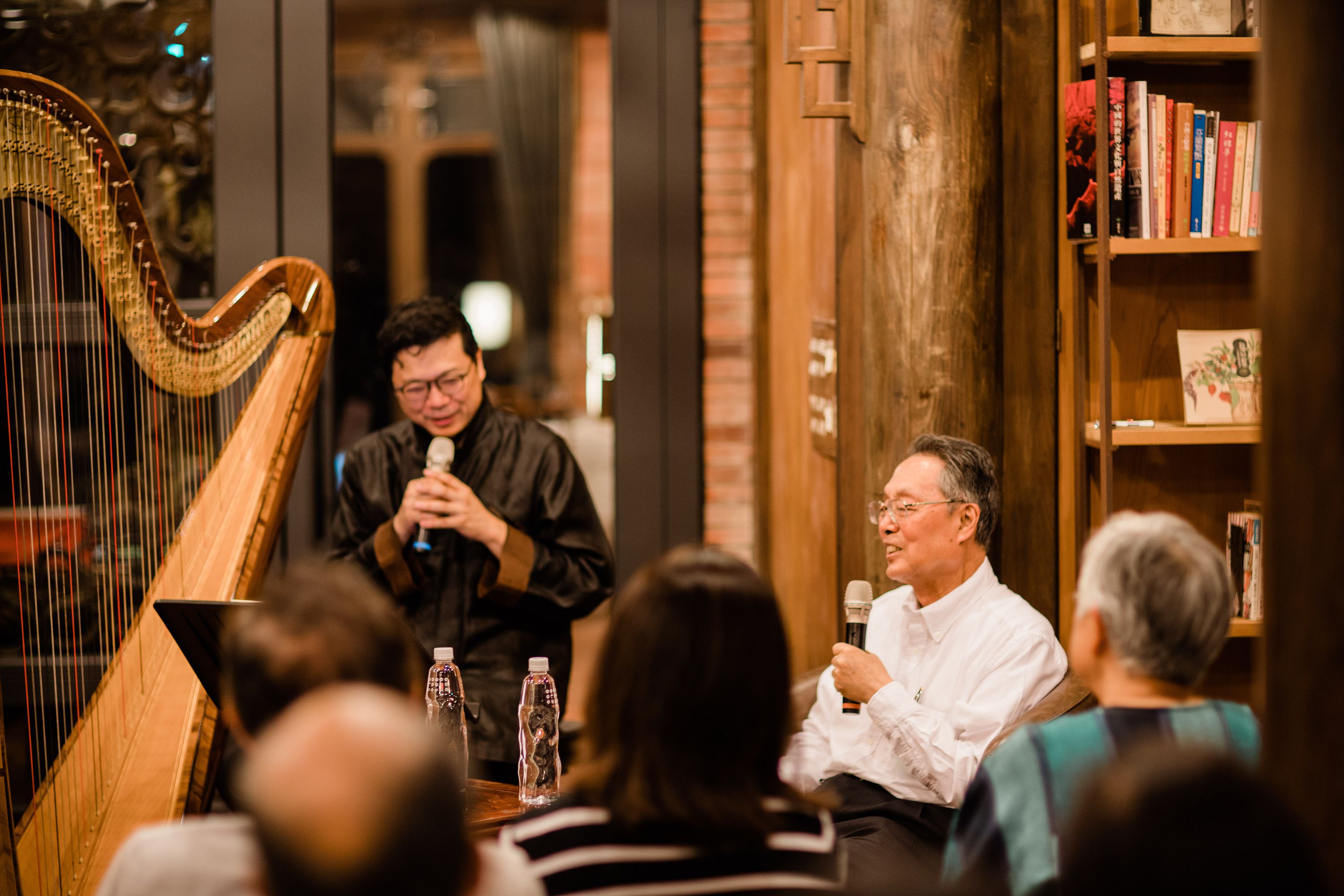 晚餐後的「名人沙龍音樂會」，可以近距離分享名人的人生故事。右為宏碁創辦人施振榮先生。（提供／The One南園人文客棧）