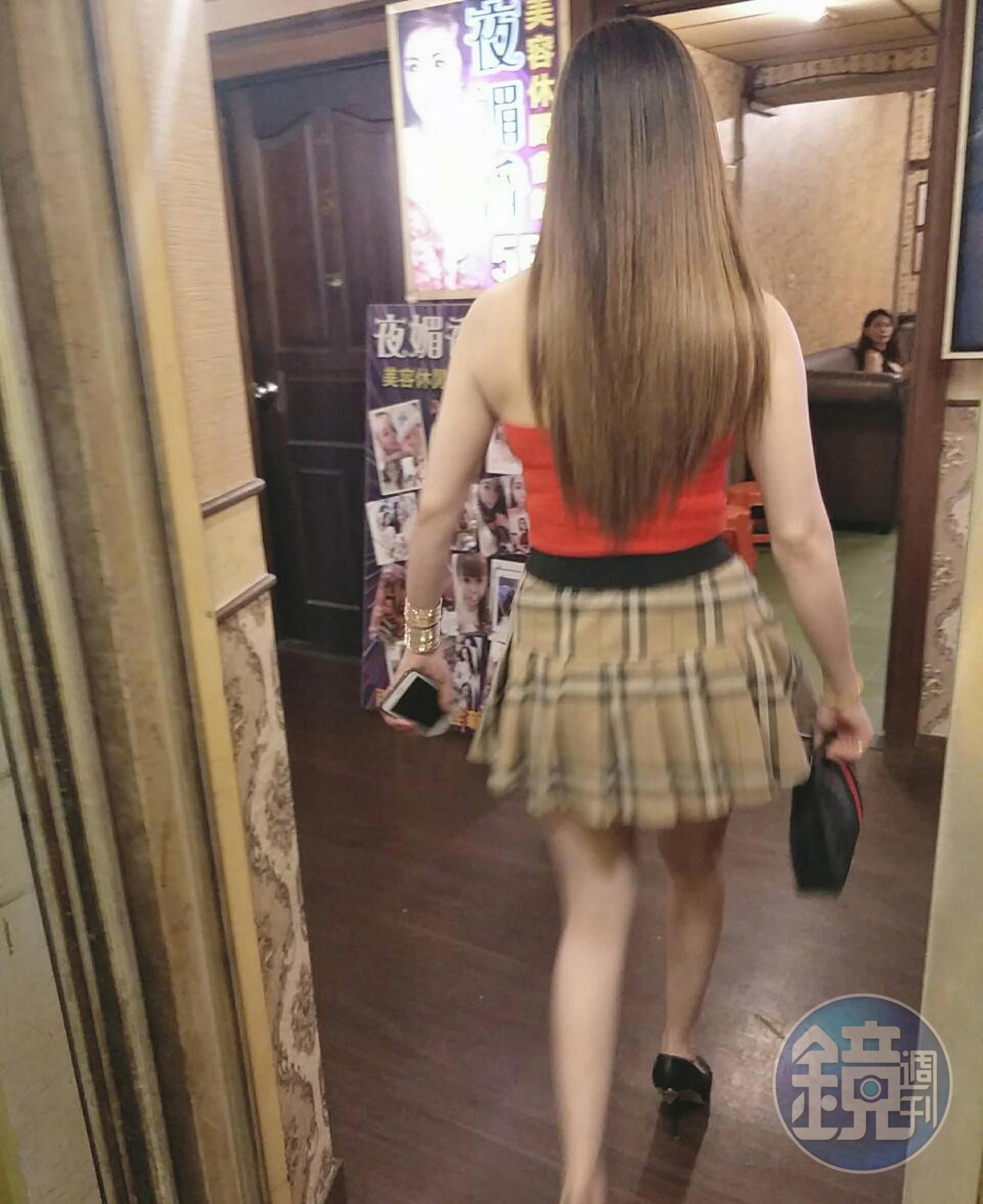 被指為高雄大淫窟的七賢一路大樓內,從事性交易女子穿梭其中。(讀者提供)