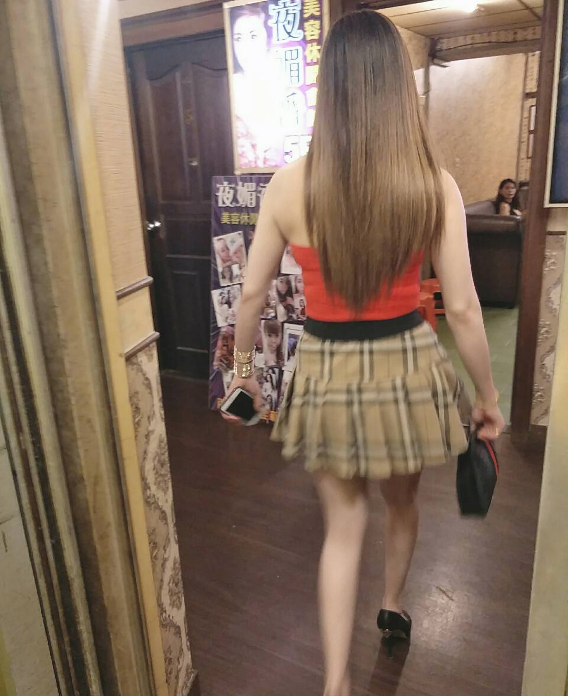 被指為高雄大淫窟的七賢一路大樓內,從事性交易女子穿梭其中。(讀者提供)