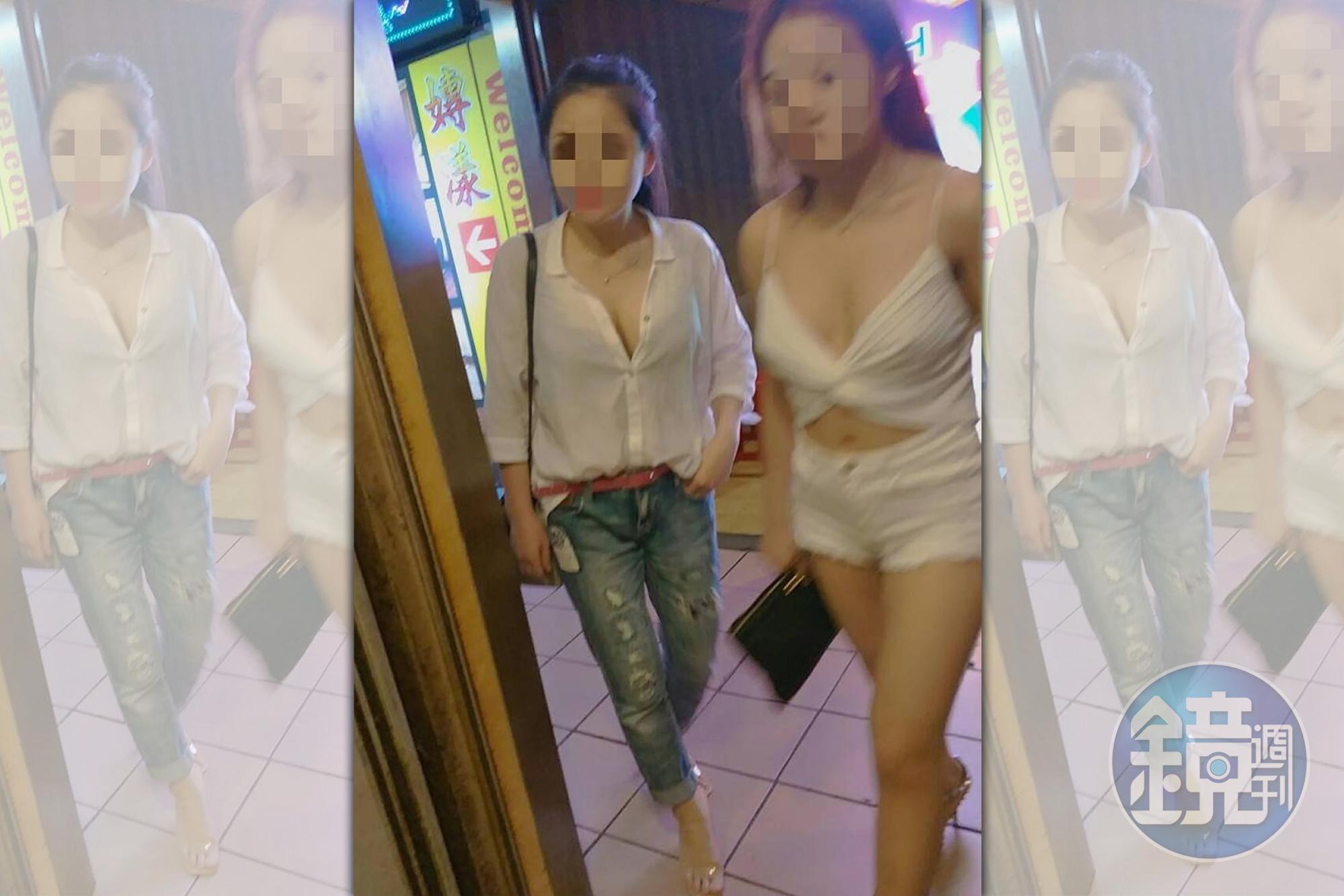入夜後打扮火辣的女子陸續進到大樓,準備開工。 (讀者提供)