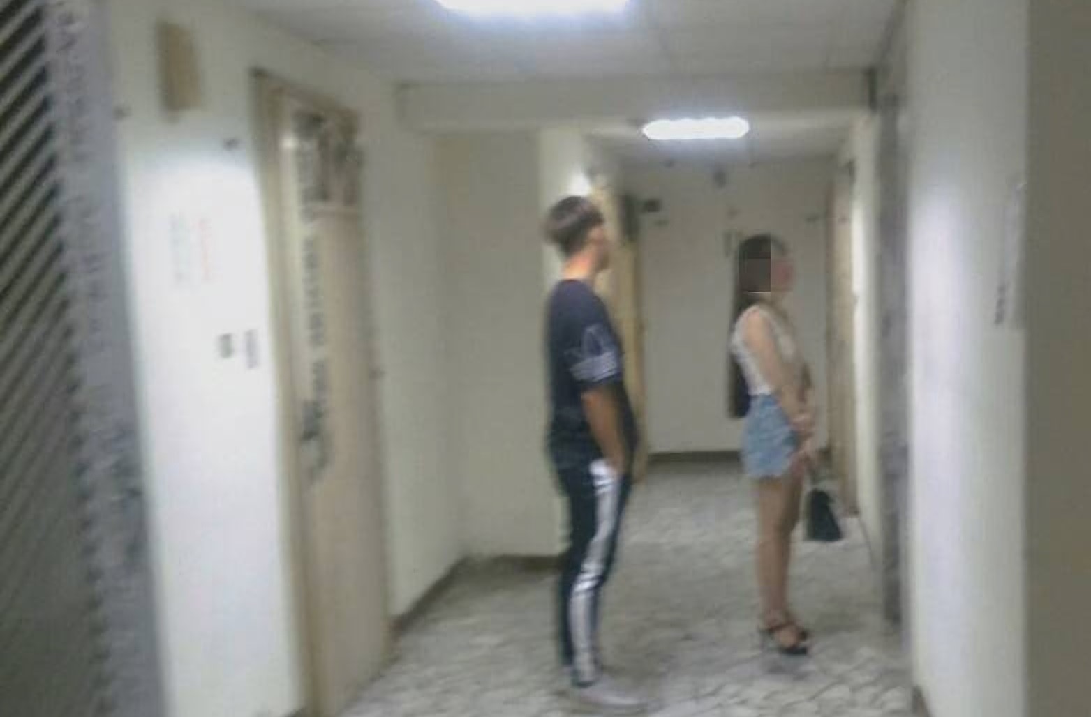 女子與男客要到大樓內房間進行交易。（讀者提供）