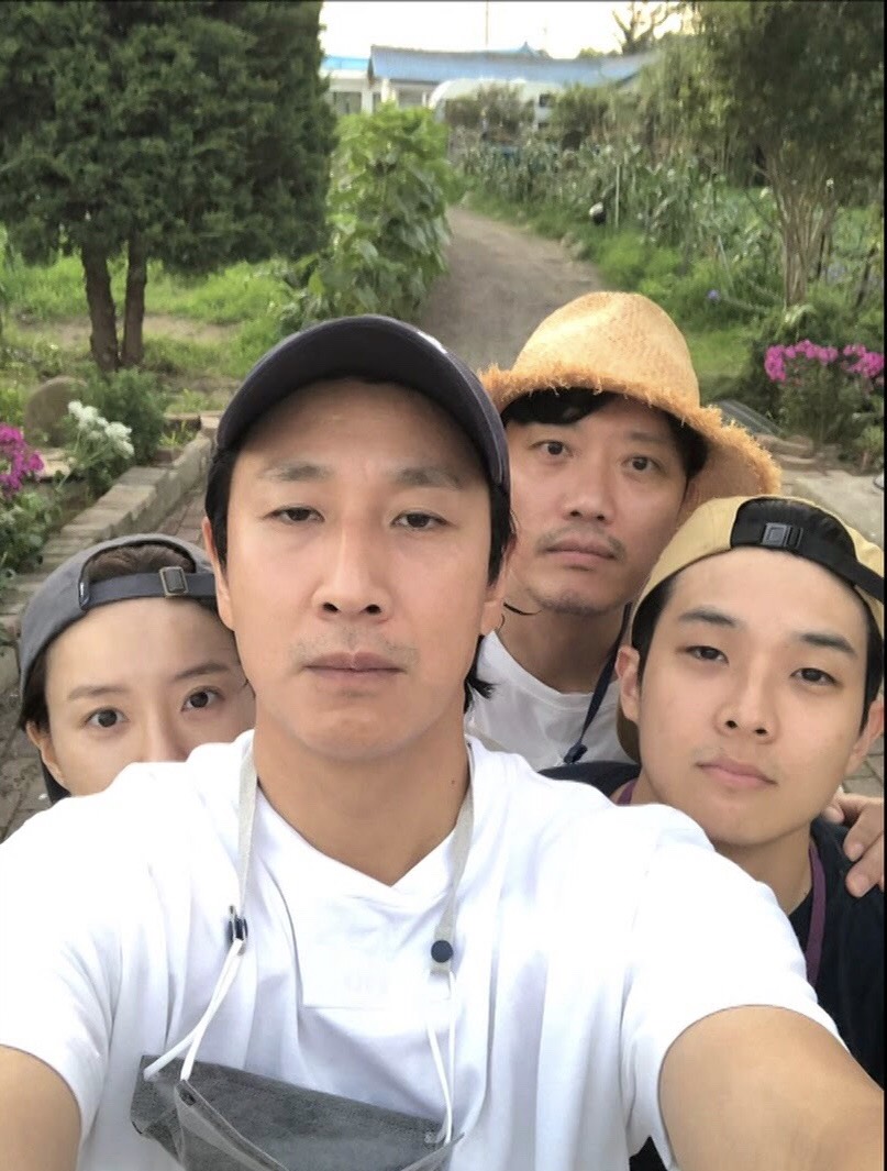 鄭有美、崔宇植、李善均、朴喜洵節目上玩起自拍。（friDay影音提供）