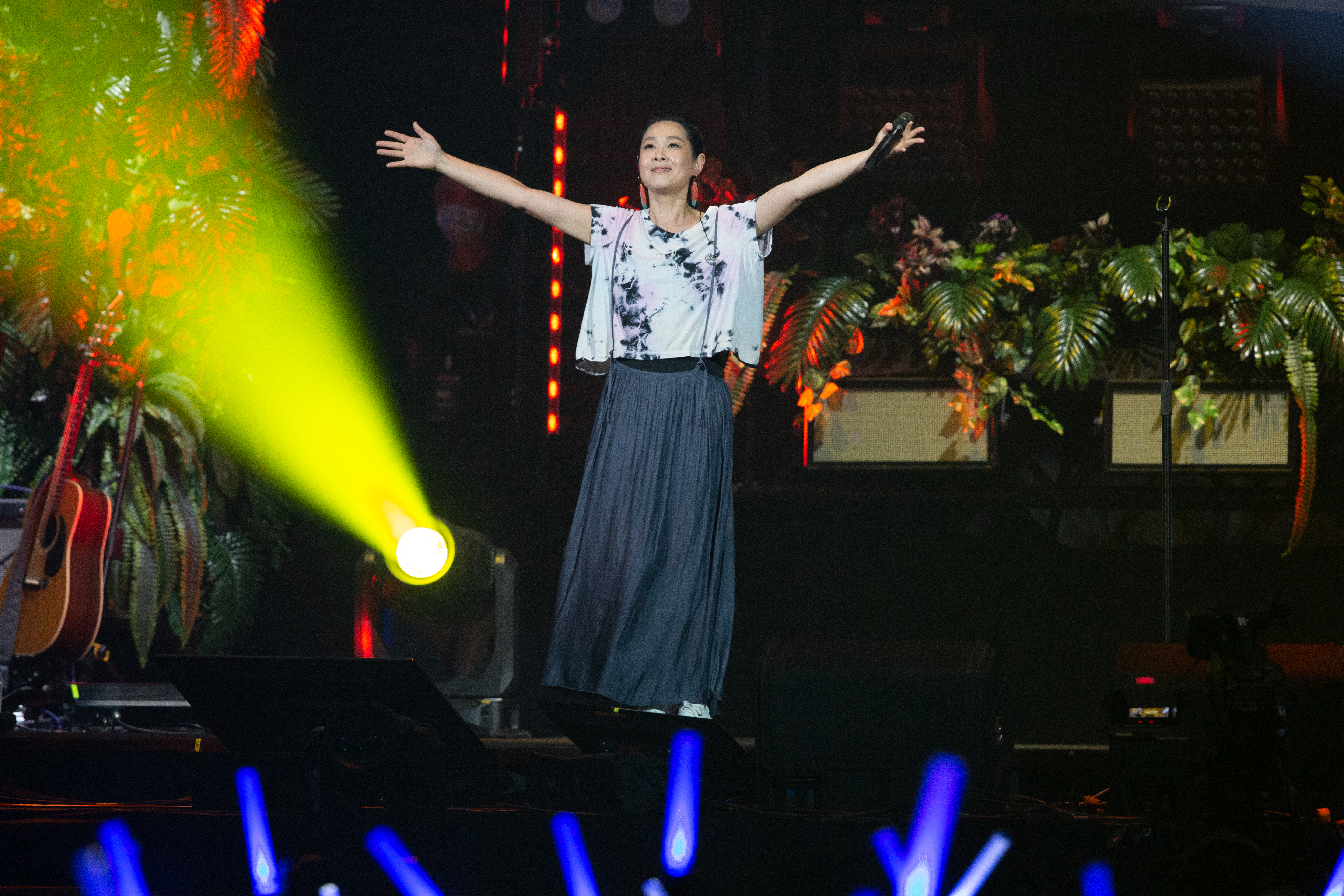 劉若英在超犀利趴11演唱，多次哽咽。