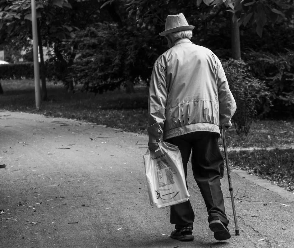 外送員見7旬老翁獨自在家，暖心幫忙換紙尿布。（示意圖，Pexels）