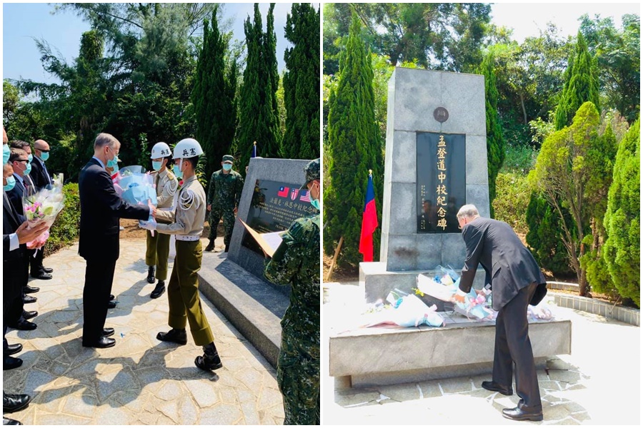 美國在台協會處長酈英傑在八二三砲戰紀念日當天前往金門，到兩位美國軍官孟登道中校和法蘭克林恩中校的紀念碑前獻花致意。（翻攝自美國在台協會臉書）