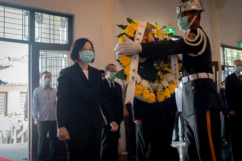蔡英文今出席八二三砲戰追思活動，向先烈致敬，也向參戰的官兵和遺族表達謝意。（總統府提供）