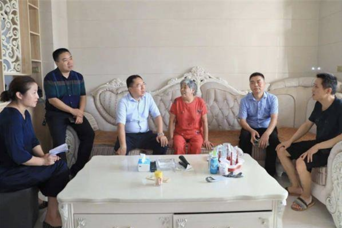 江西官員走訪貧戶，但貧戶的住家卻裝潢得十分精美，引發網友質疑。（翻攝自燃新聞微博）