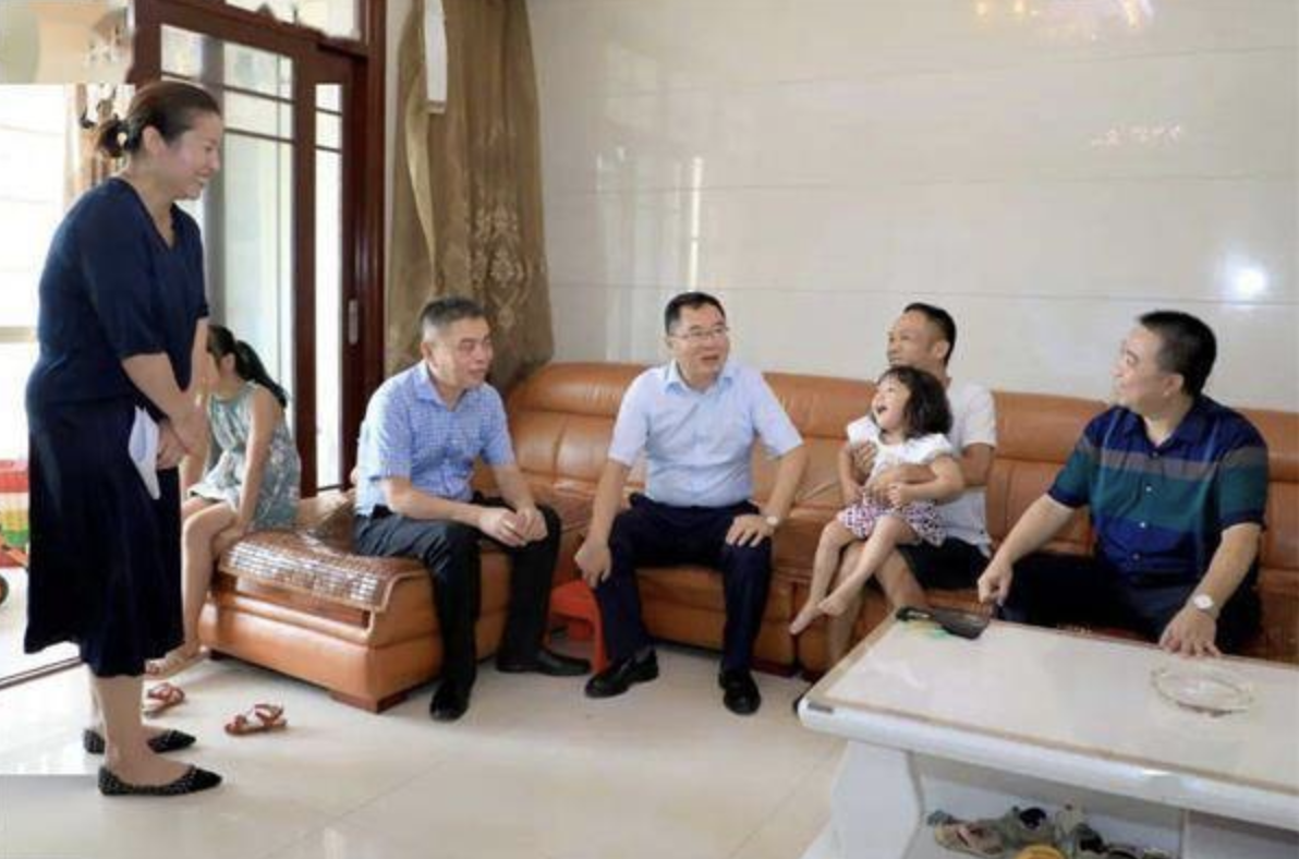 仔細細看,中國大陸官方宣稱的「貧戶」家裡明亮寬敞,格局氣派。(翻攝自燃新聞微博)