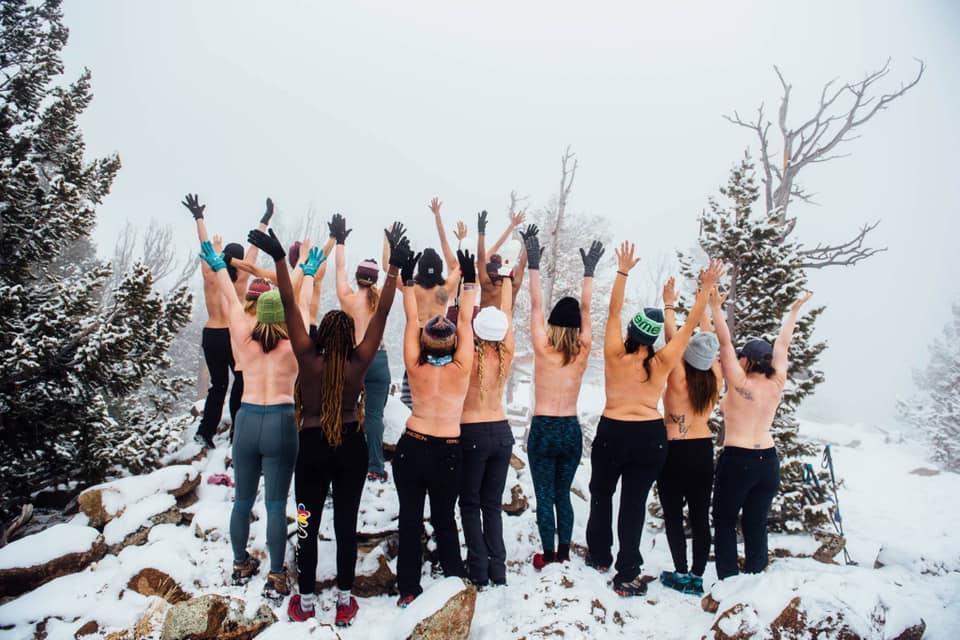 美國科羅拉多州今年夏天開始流行「裸背健行」（bareback hiking）。（翻攝自Boulder Hiker Chicks臉書）