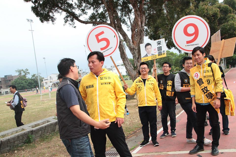 過去黃國昌曾陪伴曾玟學掃街拜票。（翻攝自曾玟學粉絲專頁）